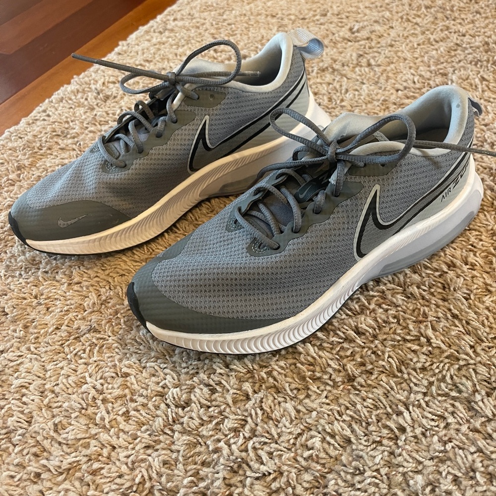 Nike Air Zoom Acadia Boys Size 5-  like new worn twice!